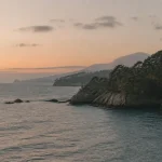 夕暮れの日本海の海岸線