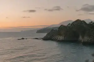夕暮れの日本海の海岸線