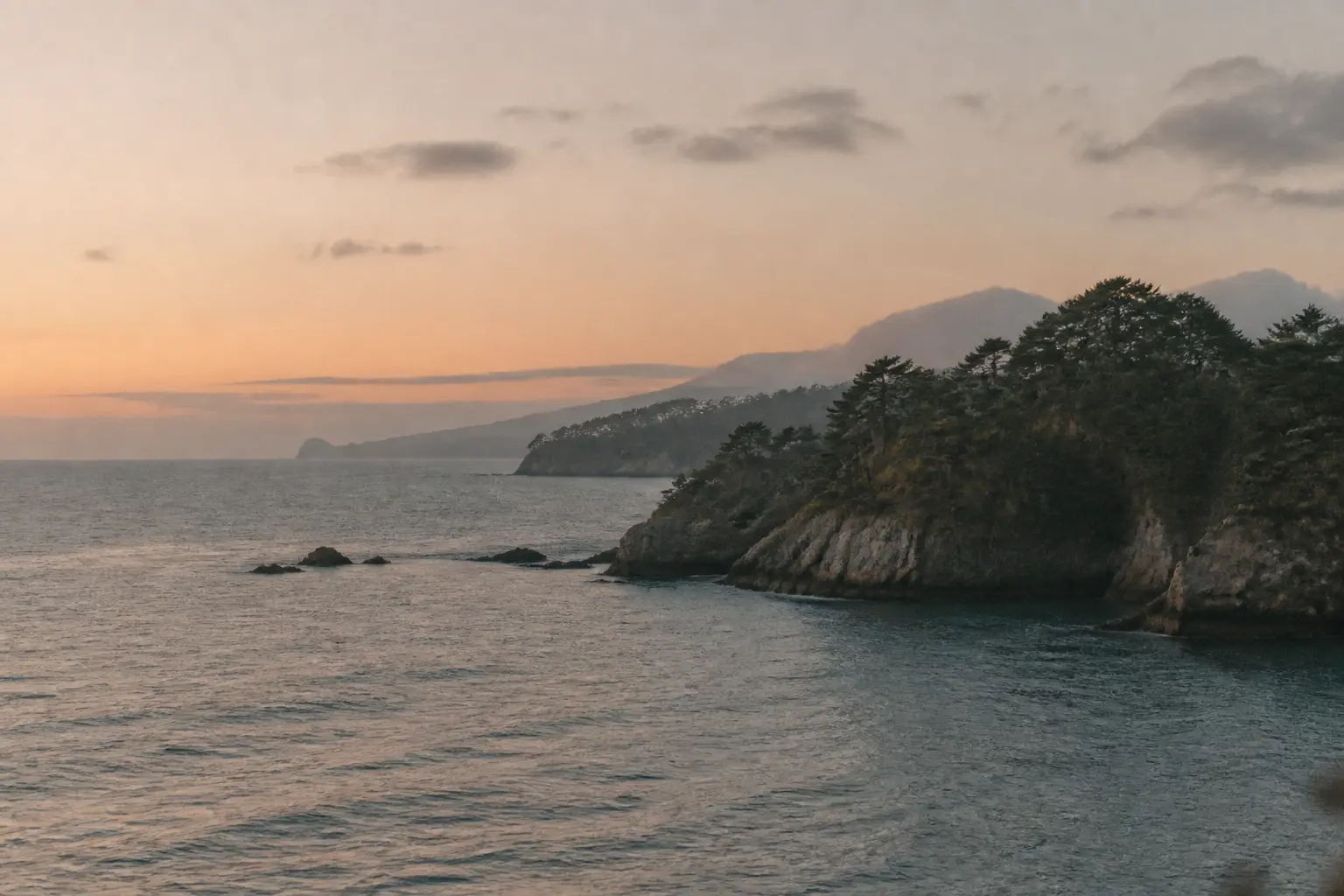 夕暮れの日本海の海岸線