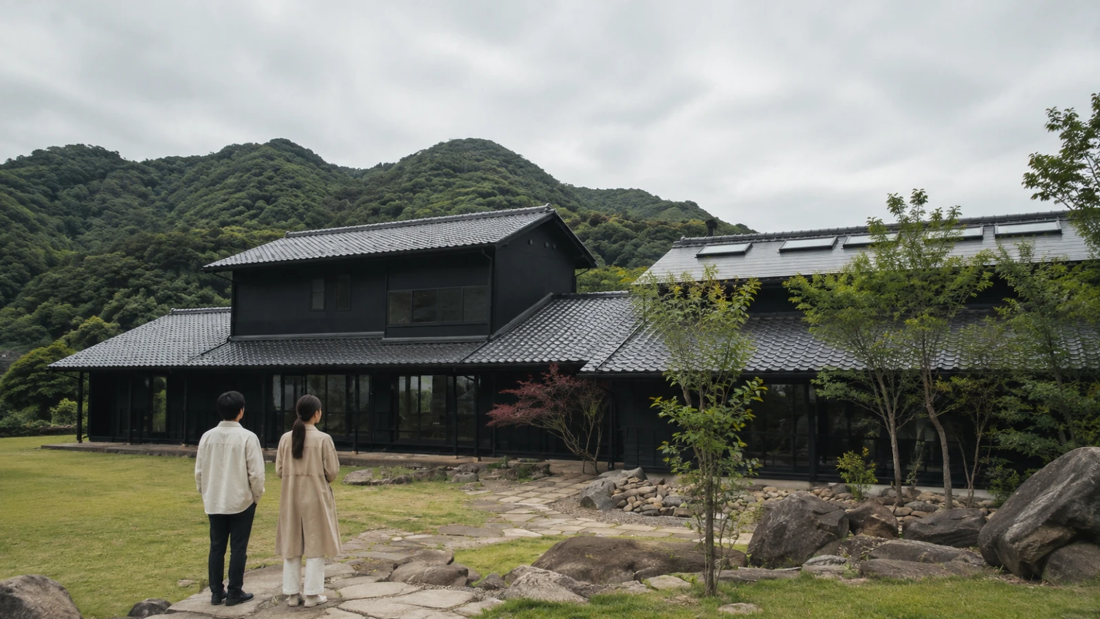 建物を見上げる二人の後ろ姿